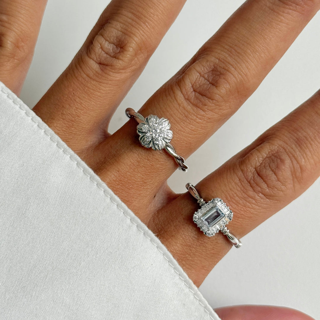 Ring met gedraaide band en bloem - 124108S