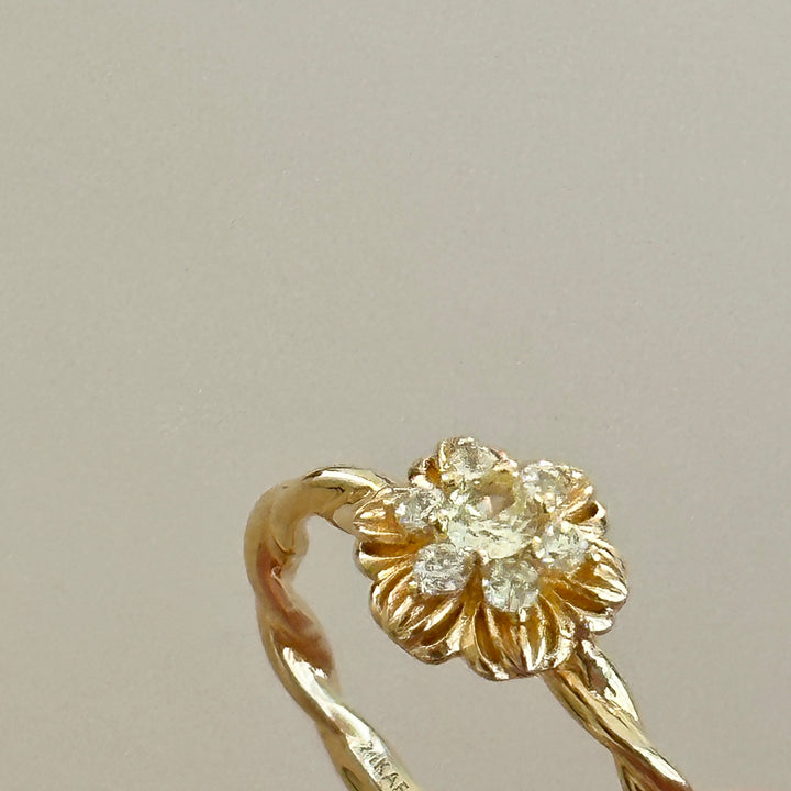 Ring with twisted band and flower - 124108Y