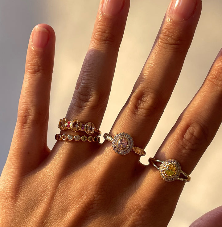 Ring met gekleurde stenen en gedraaide band - 124143Y
