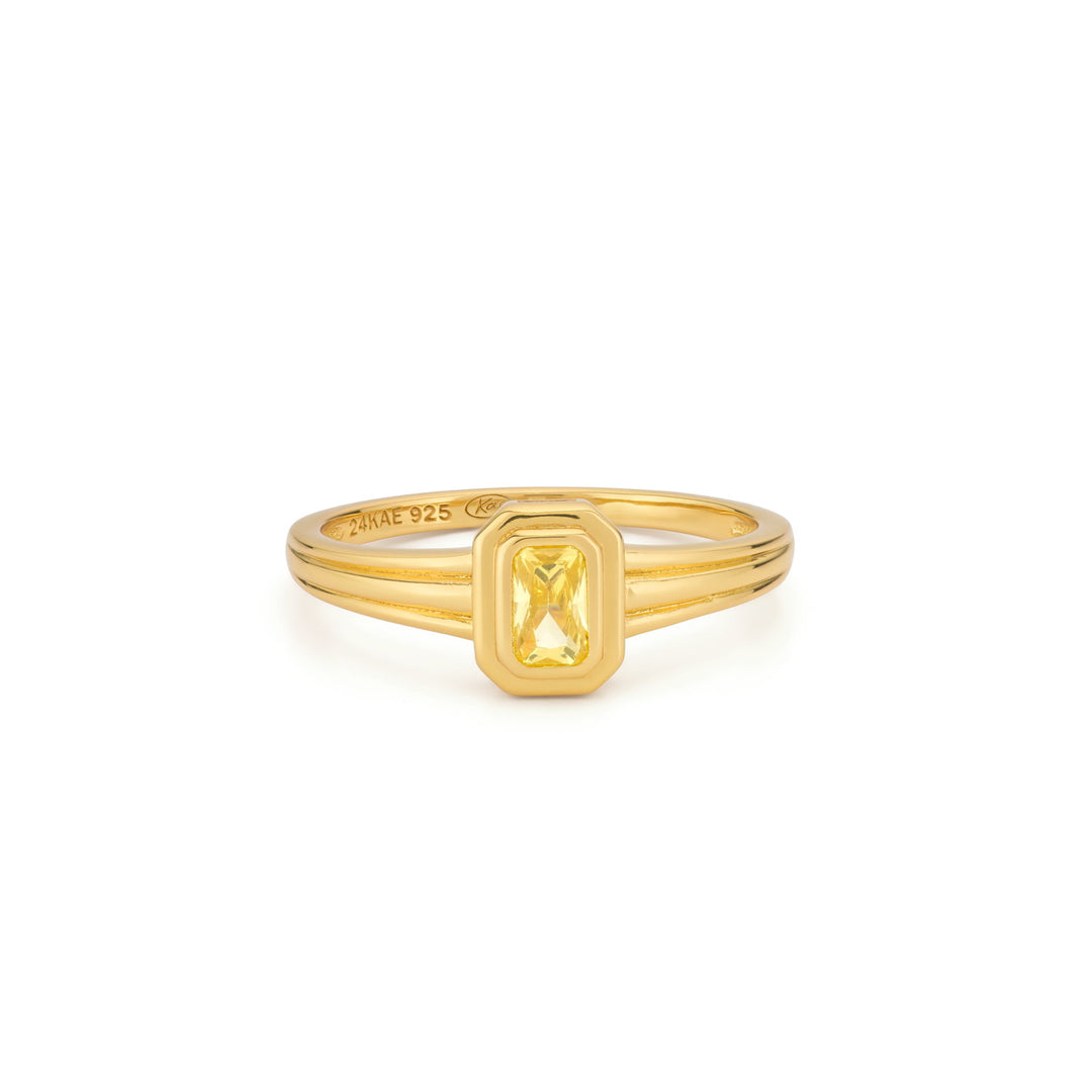 Ring with structure and colored stone