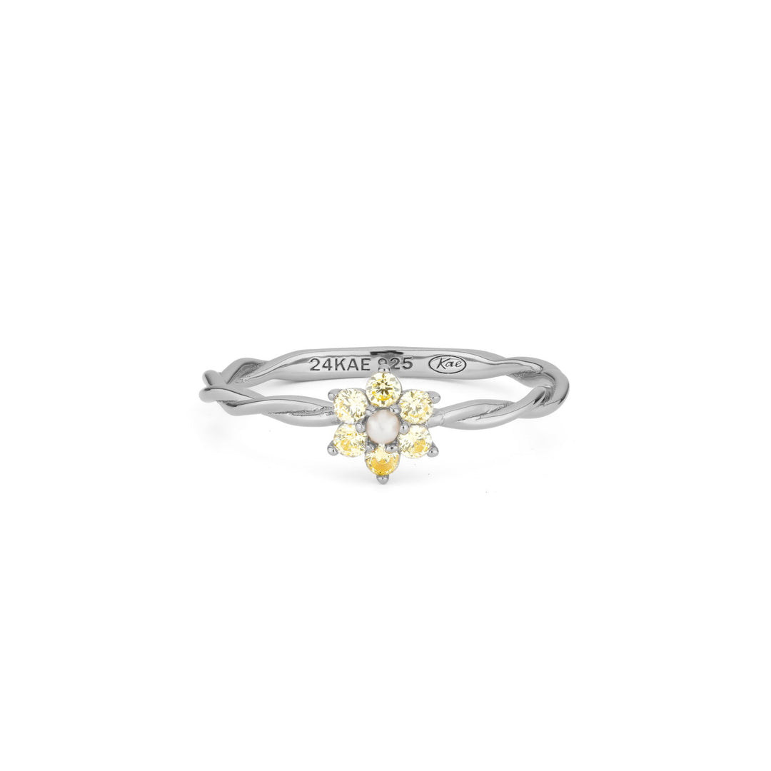 Ring with flower and pearl