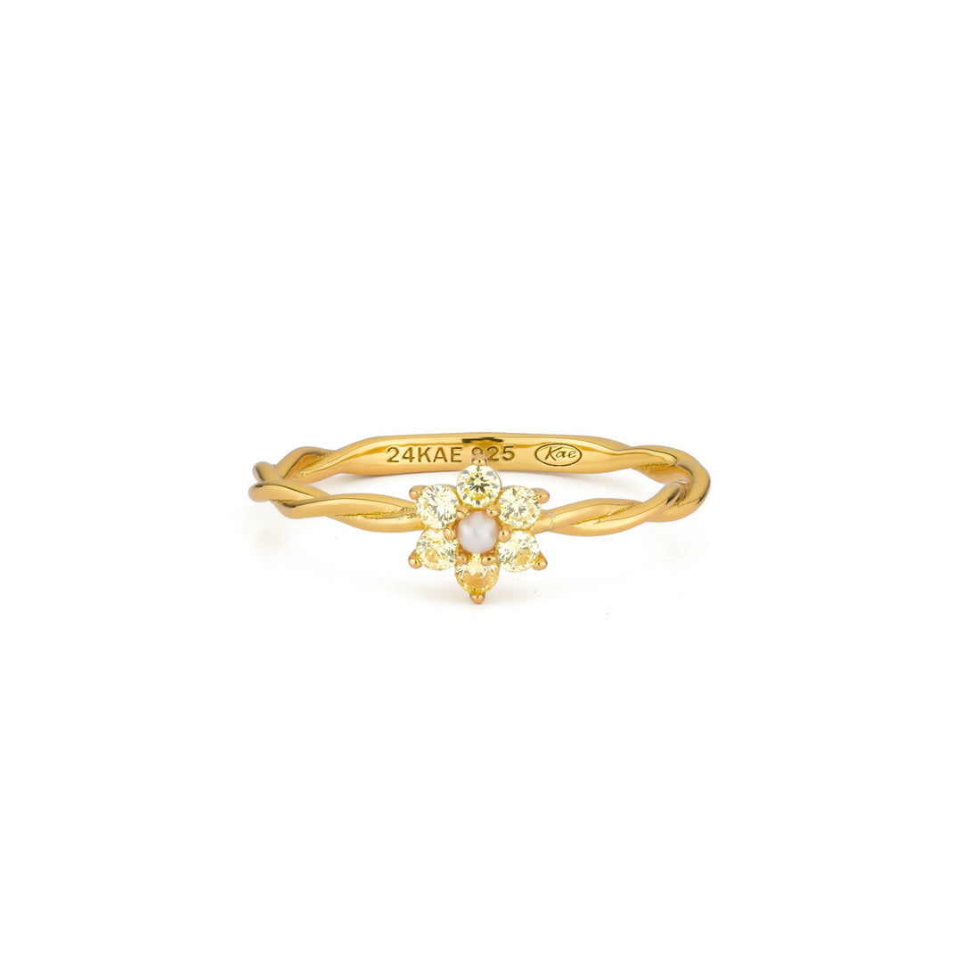 Ring with flower and pearl