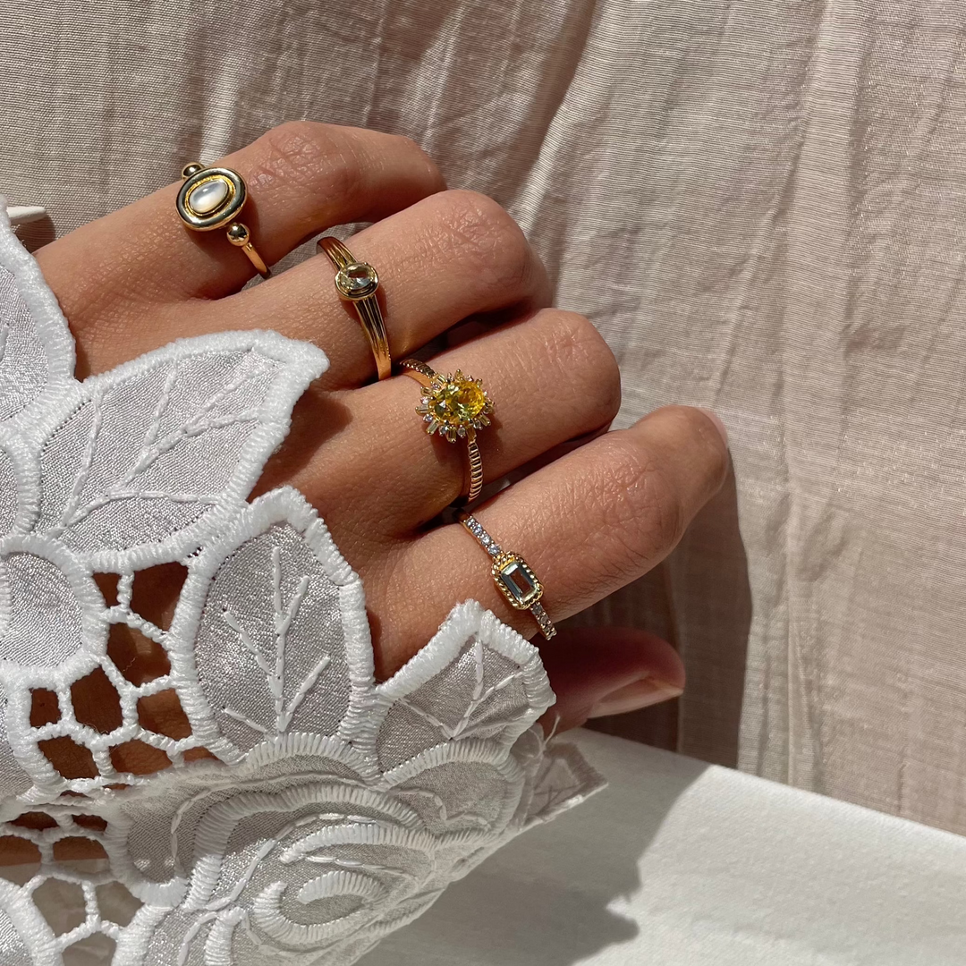 Classic ring with oval shaped pearl - 124145Y