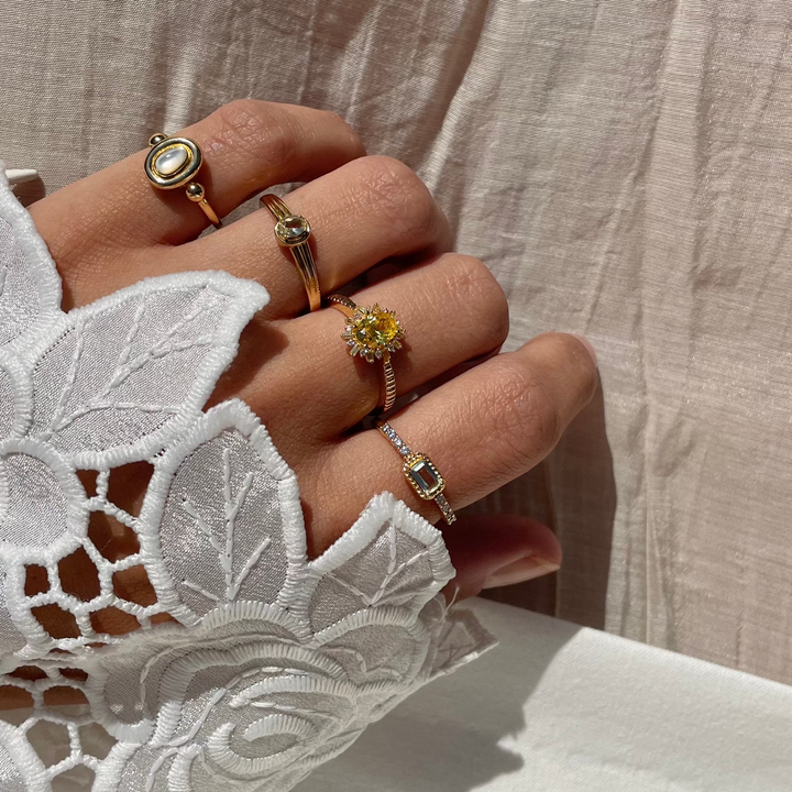 Classic ring with oval shaped pearl - 124145Y