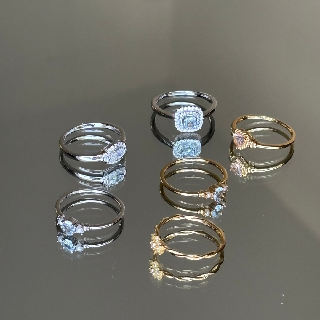 Ring with oval shaped stone and details - 124174S