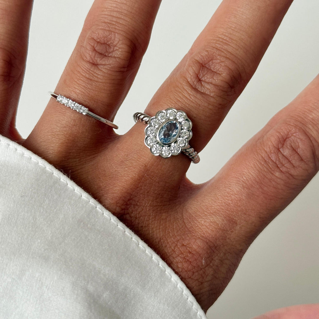 Ring met gekleurde stenen en gedraaide band