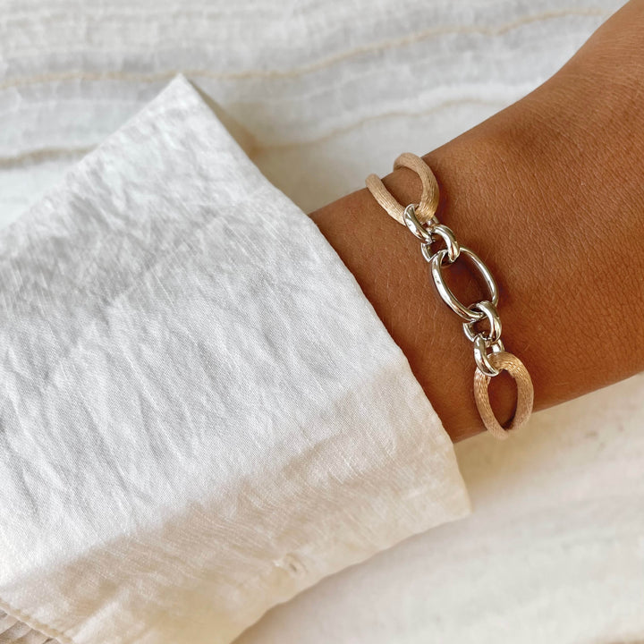 Armband met beige zijden koord en schakel - 22421S