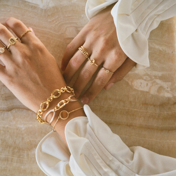 Armband met beige zijden koord en schakel - 22421S